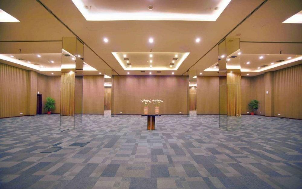 Aston Jember Hotel & Conference Center Kültér fotó